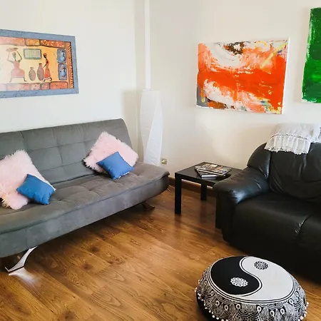 Away - Pape's Cozy Apartment, Near Airport - 14 Min From Center-10 Minutes Walk From The Baker Hughes Apartment