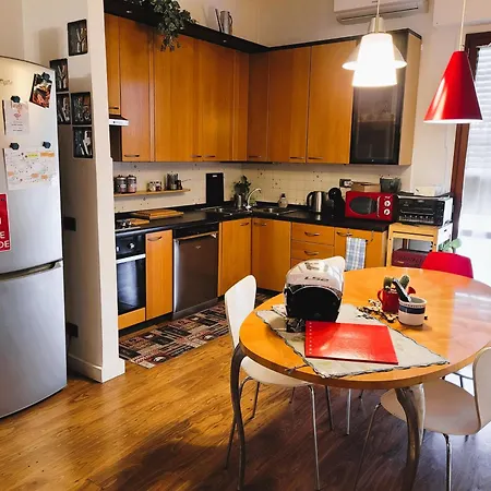 Apartment Away - Pape's Cozy Apartment, Near Airport - 14 Min From Center-10 Minutes Walk From The Baker Hughes