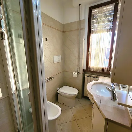 Away - Pape's Cozy Apartment, Near Airport - 14 Min From Center-10 Minutes Walk From The Baker Hughes *