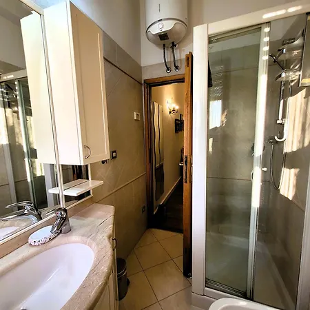 Away - Pape's Cozy Apartment, Near Airport - 14 Min From Center-10 Minutes Walk From The Baker Hughes