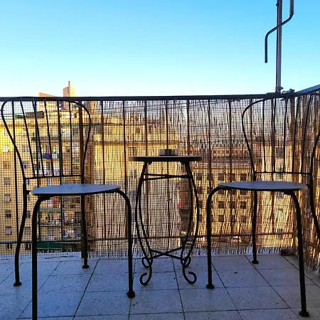 Apartment Away - Pape's Cozy Apartment, Near Airport - 14 Min From Center-10 Minutes Walk From The Baker Hughes