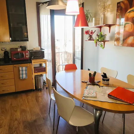 Apartment Away - Pape's Cozy Apartment, Near Airport - 14 Min From Center-10 Minutes Walk From The Baker Hughes *