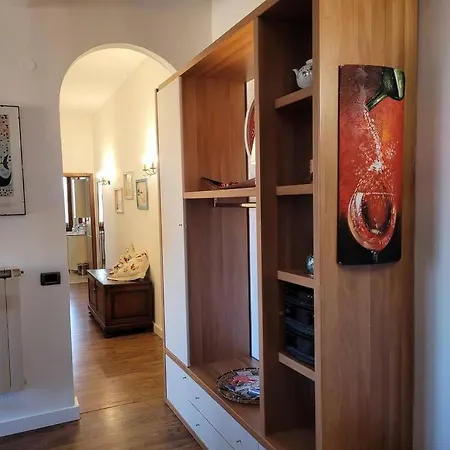 Apartment Away - Pape's Cozy Apartment, Near Airport - 14 Min From Center-10 Minutes Walk From The Baker Hughes *